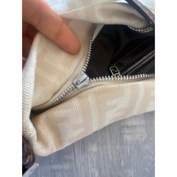 Fendi Baguette Shoulder Bag in Beige Canvas - Picture 4 of 16